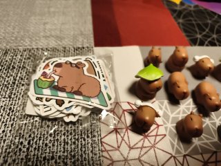Lote 10 figuras capibara y pegatinas