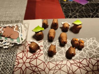 Lote 10 figuras capibara y pegatinas