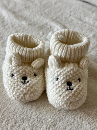 Zapatitos de bebé oso tejido