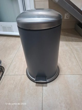 Cubo de basura metálico gris con pedal