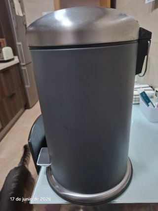 Cubo de basura metálico gris con pedal