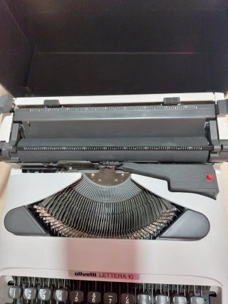 Máquina de escribir Olivetti Lettera 10