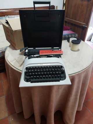 Máquina de escribir Olivetti Lettera 10