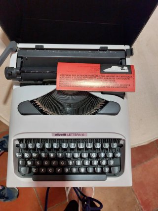 Máquina de escribir Olivetti Lettera 10
