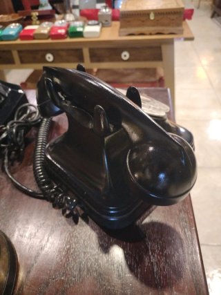 Teléfono antiguo de baquelita negro