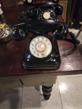 Teléfono antiguo de baquelita negro