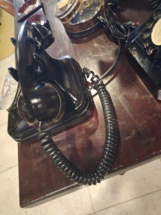 Teléfono antiguo de baquelita negro