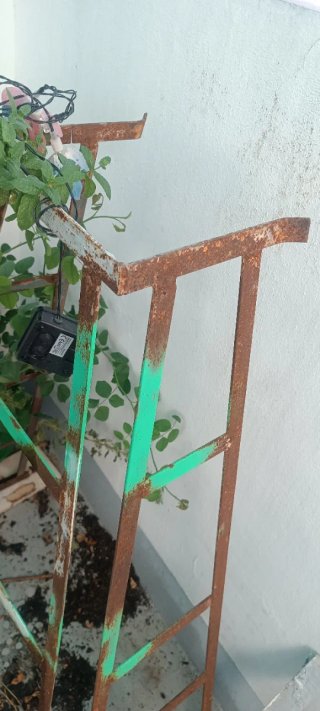 Esqueleto chimenea antigua de cocina metal