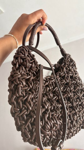 Bolso Zara trenzado marrón su precio 70€