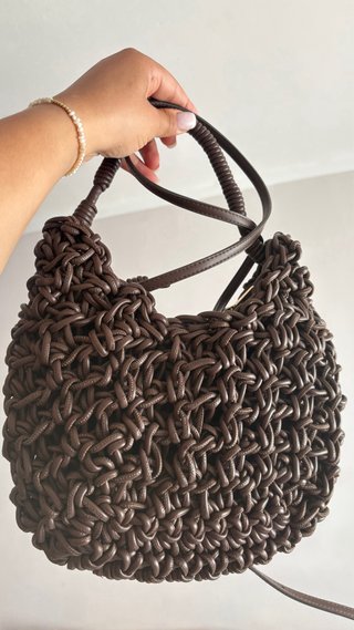 Bolso Zara trenzado marrón su precio 70€