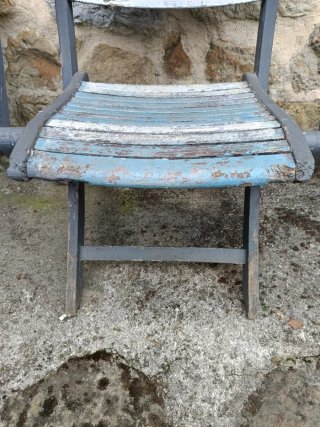 Silla de madera plegable azul y blanca