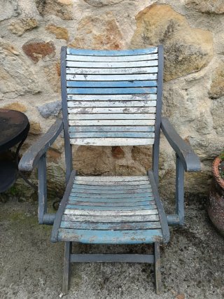 Silla de madera plegable azul y blanca