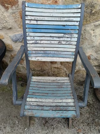 Silla de madera plegable azul y blanca