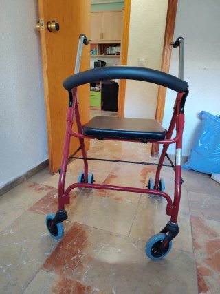 Andador con asiento y ruedas