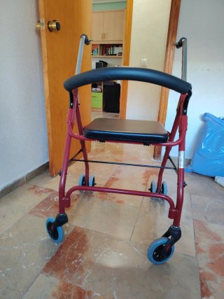 Andador con asiento y ruedas