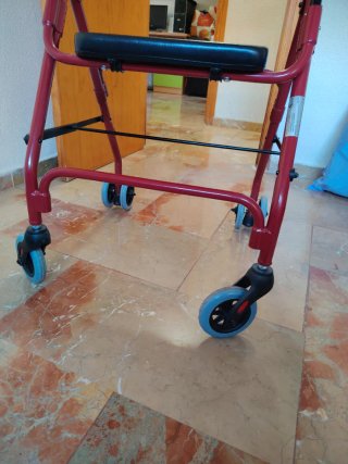 Andador con asiento y ruedas
