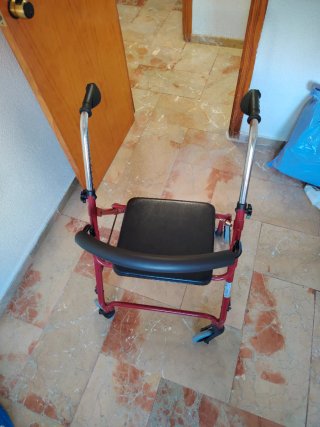 Andador con asiento y ruedas