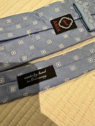 Corbata azul con estampado de cuadros