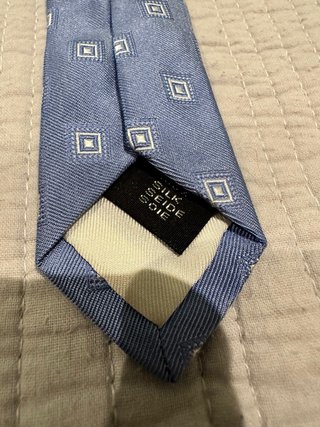 Corbata azul con estampado de cuadros