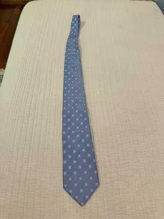 Corbata azul con estampado de cuadros