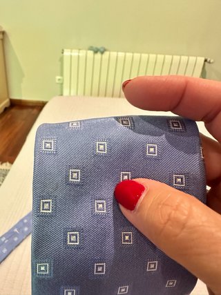 Corbata azul con estampado de cuadros