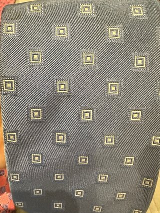 Corbata azul con estampado de cuadros