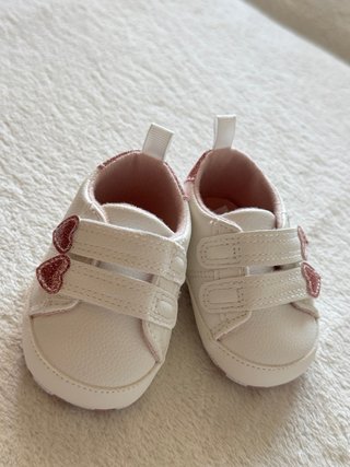 Zapatitos para recién nacidos con corazones