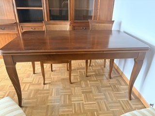 Mesa y 6 sillas de comedor de madera