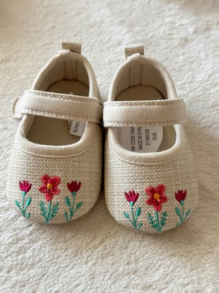 Zapatitos para recién nacidos con flores