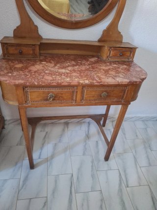 Tocador madera con mármol rosa y espejo