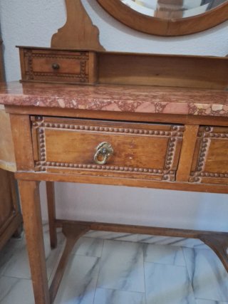 Tocador madera con mármol rosa y espejo