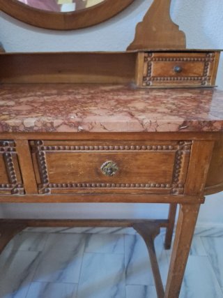 Tocador madera con mármol rosa y espejo