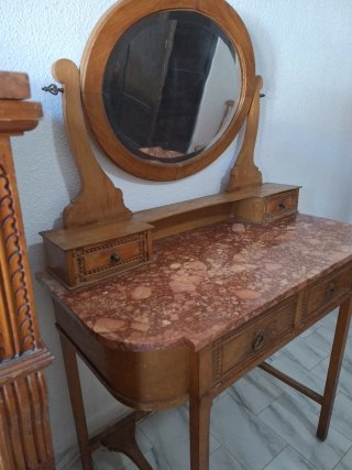 Tocador madera con mármol rosa y espejo