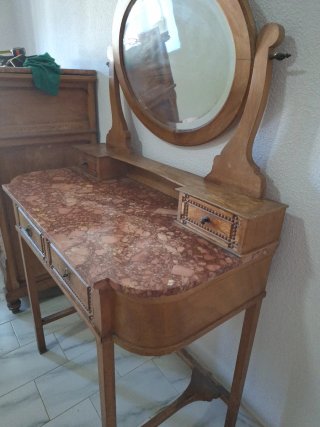 Tocador madera con mármol rosa y espejo