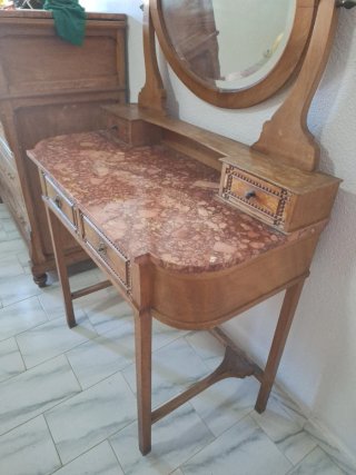 Tocador madera con mármol rosa y espejo