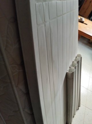 Mesa de jardín blanca de plástico