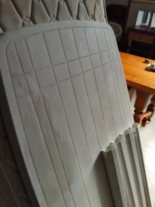 Mesa de jardín blanca de plástico