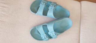 Chanclas azules con hebillas