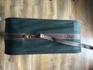 Maleta verde de lona con dos ruedas