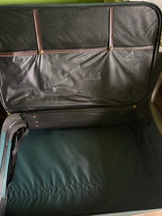 Maleta verde de lona con dos ruedas