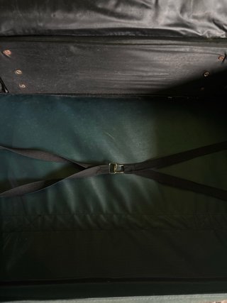 Maleta verde de lona con dos ruedas