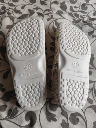 Zapatillas tipo Crocs estampado tropical
