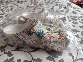 Zapatillas tipo Crocs estampado tropical