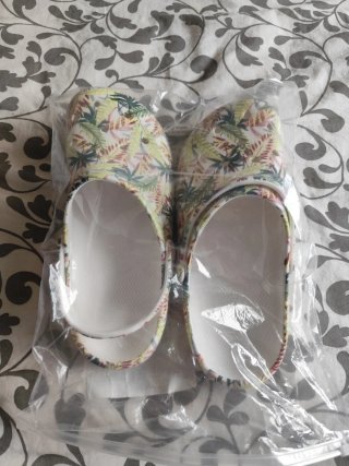 Zapatillas tipo Crocs estampado tropical
