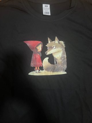 T-shirt simpatica con stampa bambina e lupo