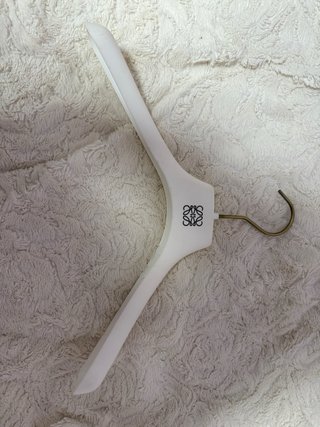 Percha Loewe Blanca y Dorada