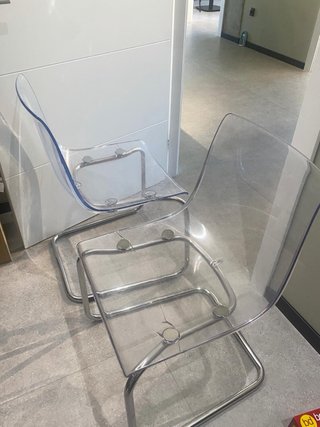 Pack de 4 sillas transparentes de diseño moderno.