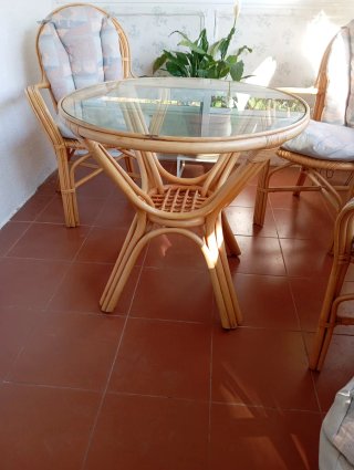 Conjunto  mesa y sillas de mimbre nuevo