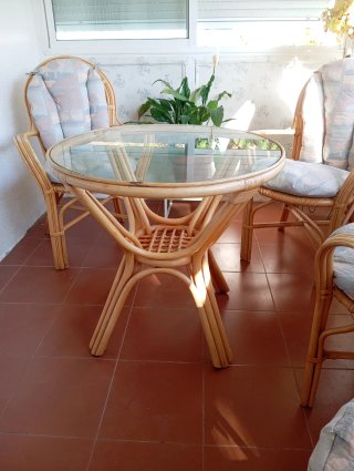 Conjunto  mesa y sillas de mimbre nuevo
