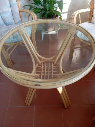 Conjunto  mesa y sillas de mimbre nuevo